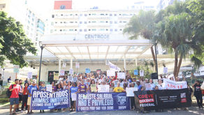 Ato na Reitoria reivindica salário, carreira, orçamento, assistência estudantil e pautas do HUAP