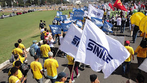 Servidores em greve sofrem repressão policial em Brasília