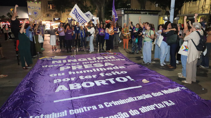 Ato no Rio denuncia projeto que retira proteção de crianças vítimas de estupro