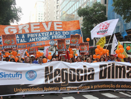 Servidores das universidades em greve realizam manifestação no Rio e exigem negociação