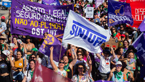 Manifestantes protestam contra PL  da "Gravidez Infantil" em Copacabana