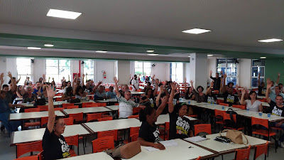 Assembleia aprova continuação da greve