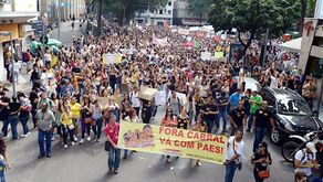 Profissionais da educação do estado e do município do Rio param e grande passeata toma as ruas.