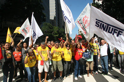 Servidores ocupam toda a Rio Branco em ato unificado