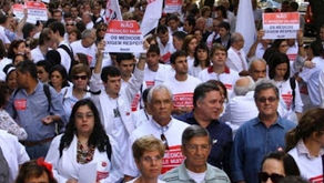 Médicos protestam contra redução de salários