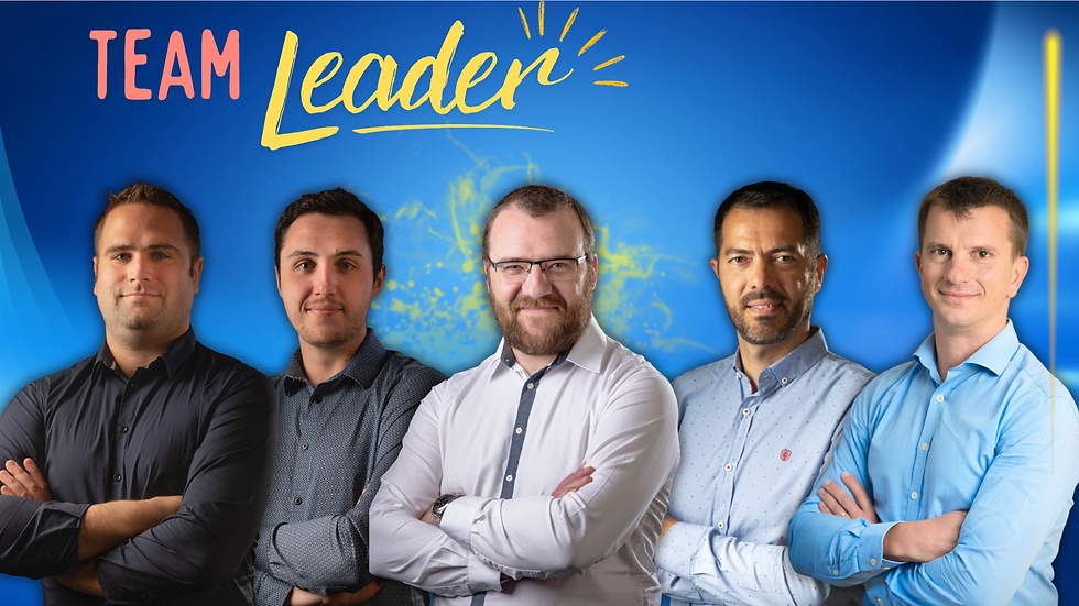 Cinq hommes en chemise, bras croisés, devant un fond bleu, avec le texte TEAM Leader en jaune et rose.