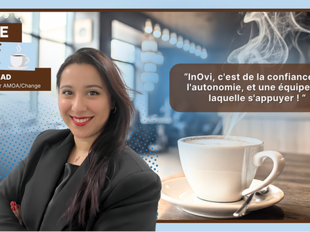 Visuel « Pause Café » présentant Shahrzad AZAD, Consultante senior AMOA/Change chez InOvi Paris, souriante en tenue professionnelle, bras croisés, devant un fond de café avec une tasse fumante. Citation affichée : « Pouvoir s'appuyer sur une équipe solide et sur des managers qui challengent tout en restant bienveillants fait une vraie différence dans la manière dont on grandit professionnellement.