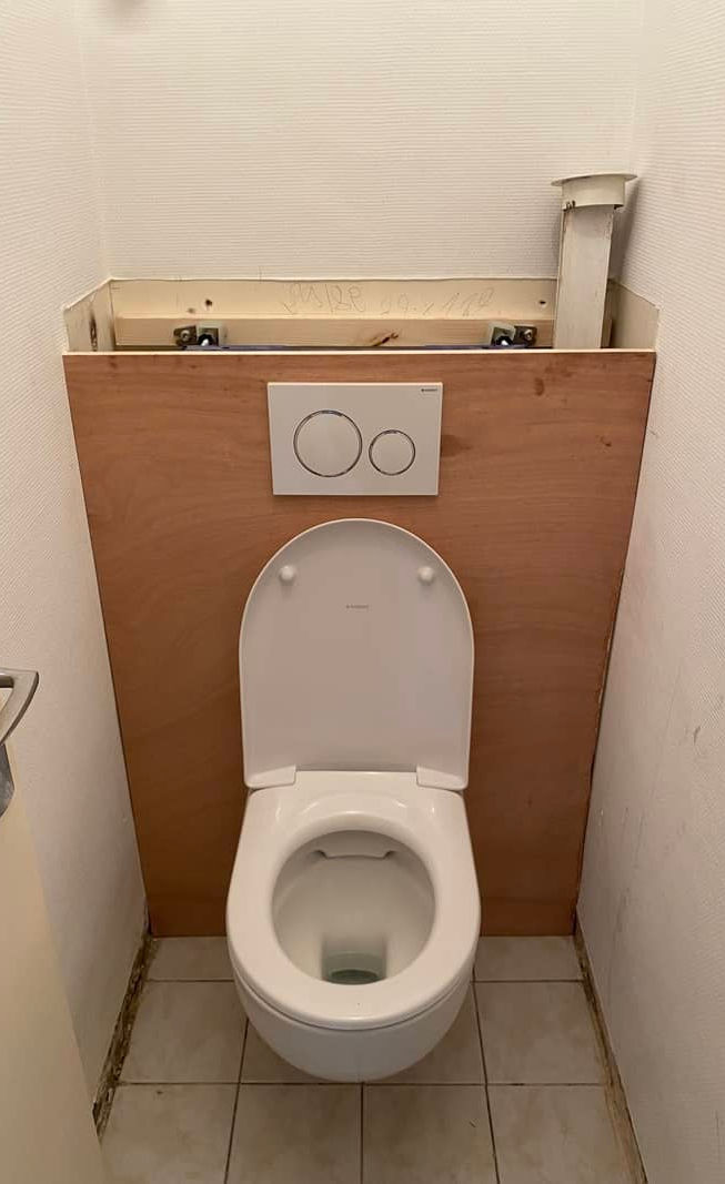 Remplacement d’un bâti support qui avait une fuite, le client a demandé à faire un habilla