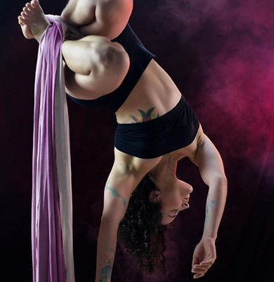 mulher no tecido acrobático