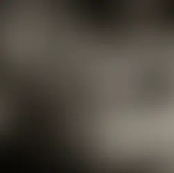 Escritor observando o movimento humano, evocando o processo de capturar vozes e identidades para a ficção.