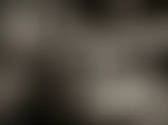 Escritor observando o movimento humano, evocando o processo de capturar vozes e identidades para a ficção.