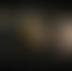 Câmera surrealista com duas lentes, uma vasta e outra quebrada, ilustrando a diferença entre a descrição imersiva e a focada em um detalhe perturbador.