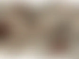 Colagem abstrata que combina elementos de escrita, como manuscritos e pena, com engrenagens, representando a arquitetura da revisão de texto.