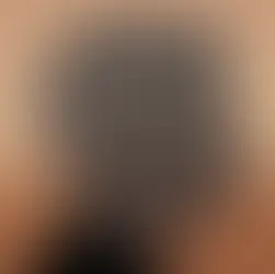 Silhueta do perfil de um homem preenchida por textos manuscritos repetitivos e densos, simulando as paredes de uma mente em fluxo de consciência.