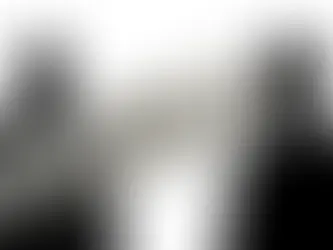 Arte conceitual mostrando a silhueta de um homem se desfazendo em pedaços de um contrato e engrenagens de relógio. A palavra "verossimilhança" é visível.