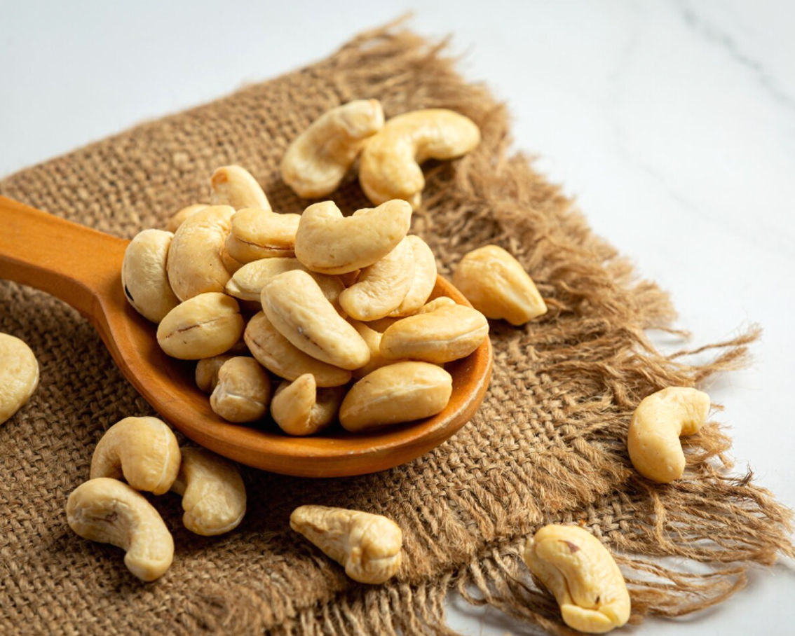 Κάσιους μέσα σε ξύλινο κουτάλι επάνω σε λινάτσα