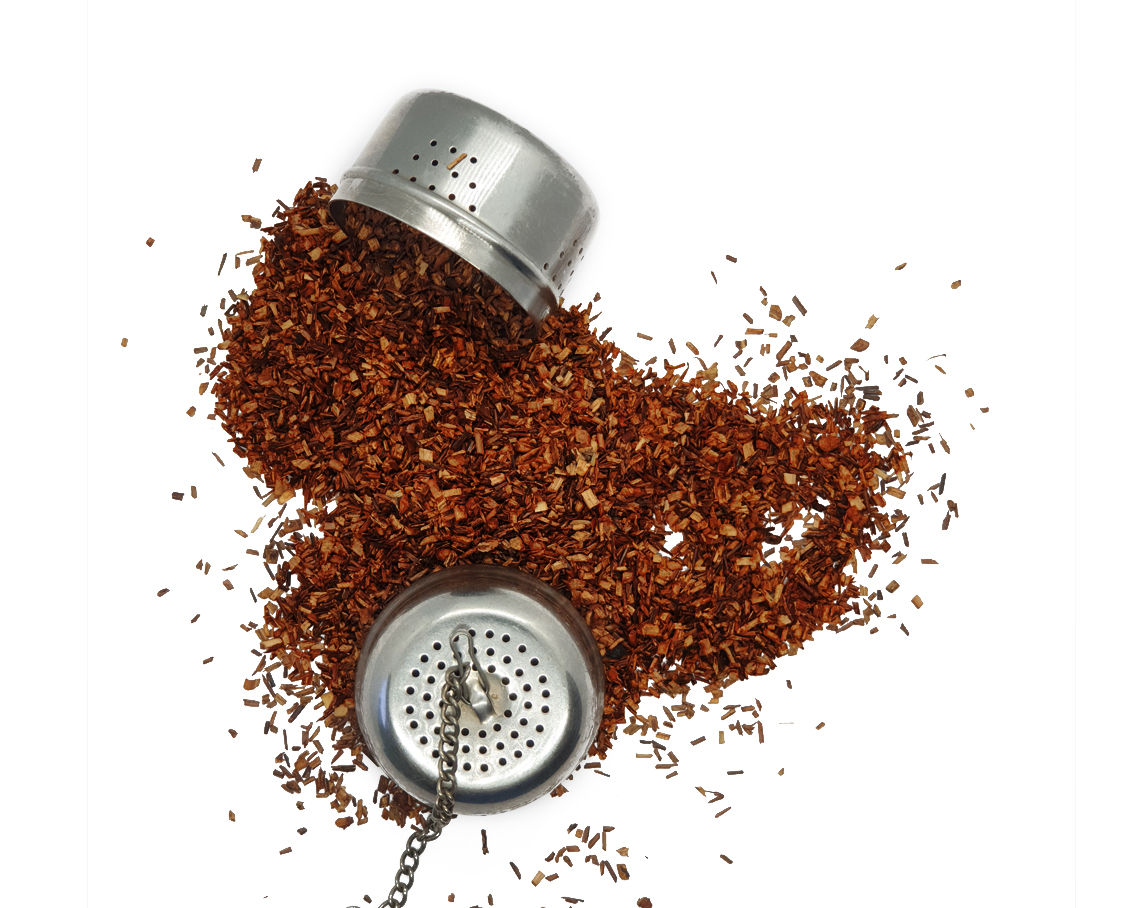Rooibos κόκκινο τσάι Νότιας Αφρικής χυμένο στο πάτωμα μέσα από σουρωτήρι.