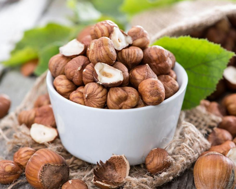 Φουντούκια ωμά μέσα σε λευκό μπολ επάνω σε λινάτσα