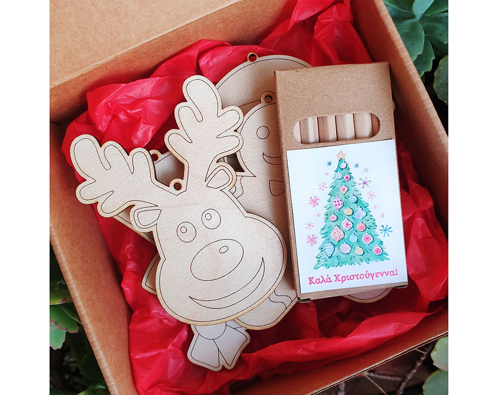 Τέσσερα ξύλινα χριστουγεννιάτικα στολίδια με έξι ξυλομπογιές μέσα σε κουτί