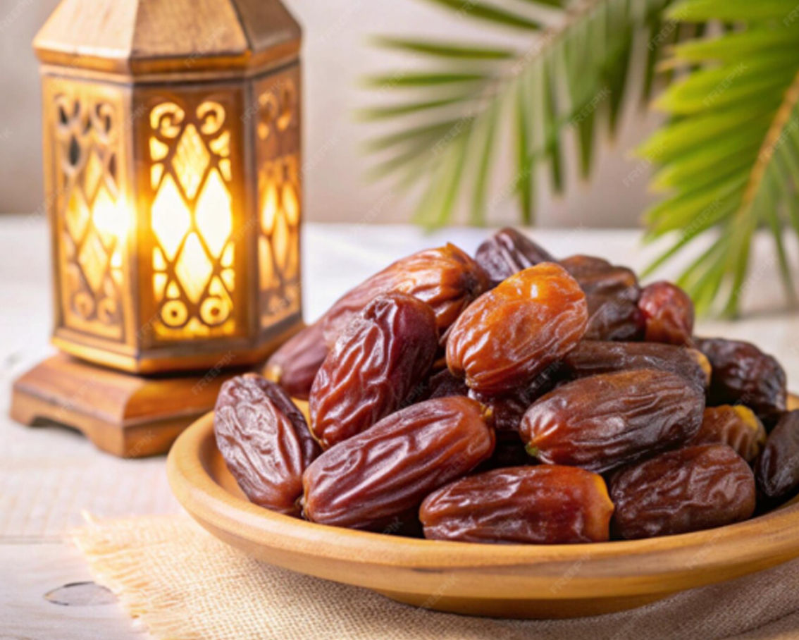 Χουρμάδες μέσα σε ξύλινο μπολ επάνω σε τραπέζι με αναμμένο φανάρι.