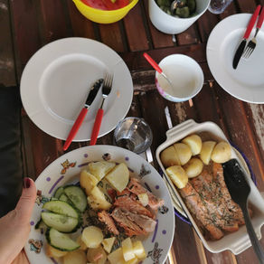 Ovnsbakt ørret og agurksalat