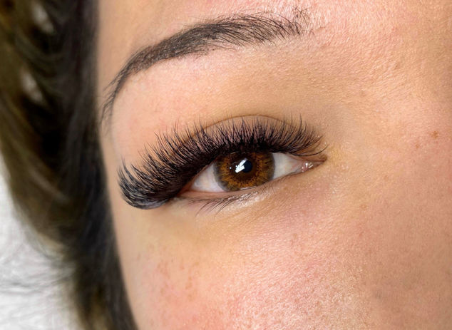 Wispy Hybrid Lash Extensions