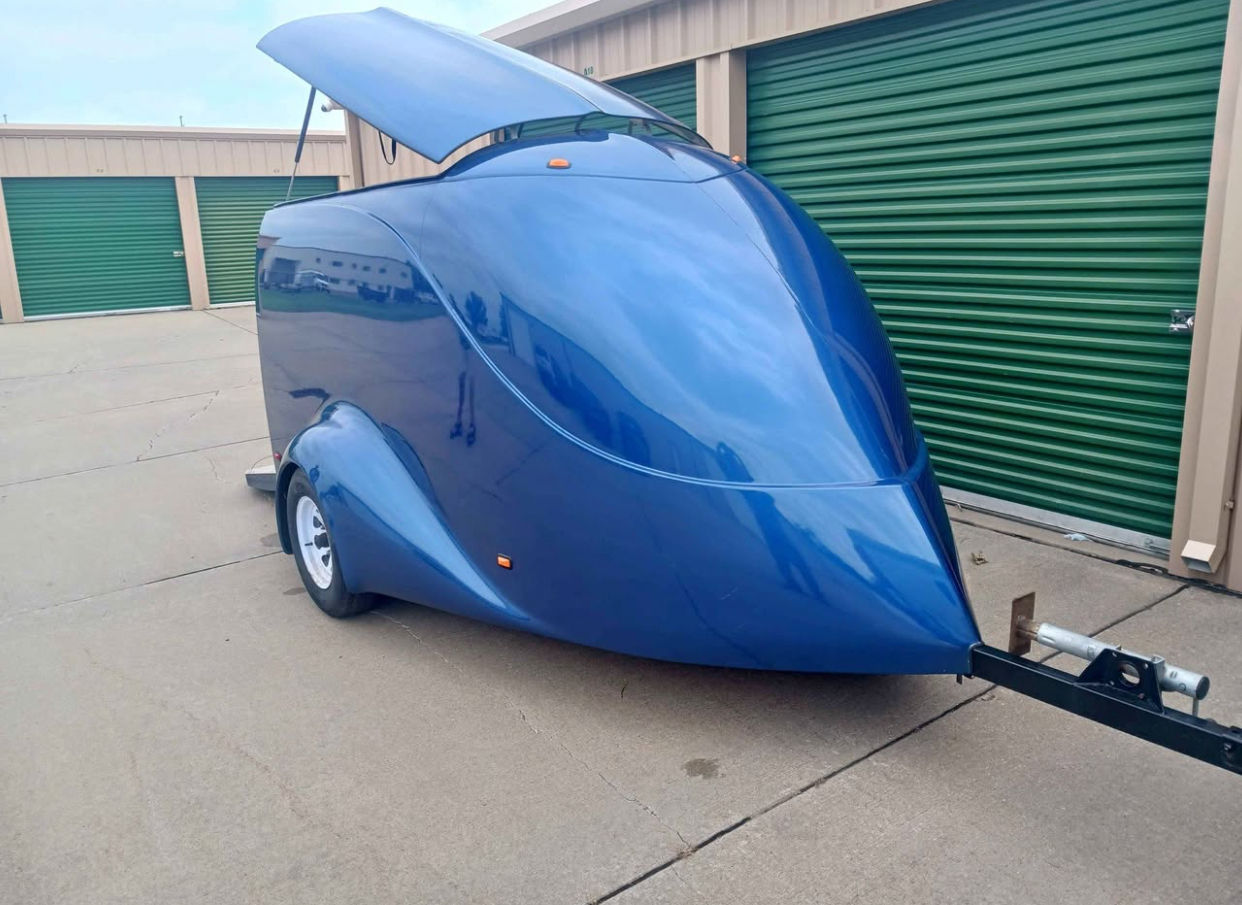 Blue iron horse flip top 2000 Excalibur 1-place motorcycle trailer