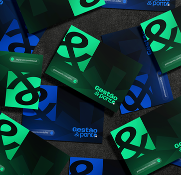 Gestão & Ponto business cards arranged on a tabletop, featuring green and blue color palette and a prominent asterisk symbol