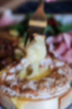 LE CAMEMBERT RÔTI CHARCUTERIE