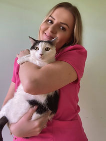 Flávia segura um gatinho