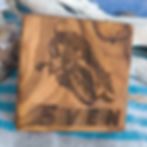 Handgefertigter Olivenholz-Flaschenöffner mit individueller Gravur & Magnet