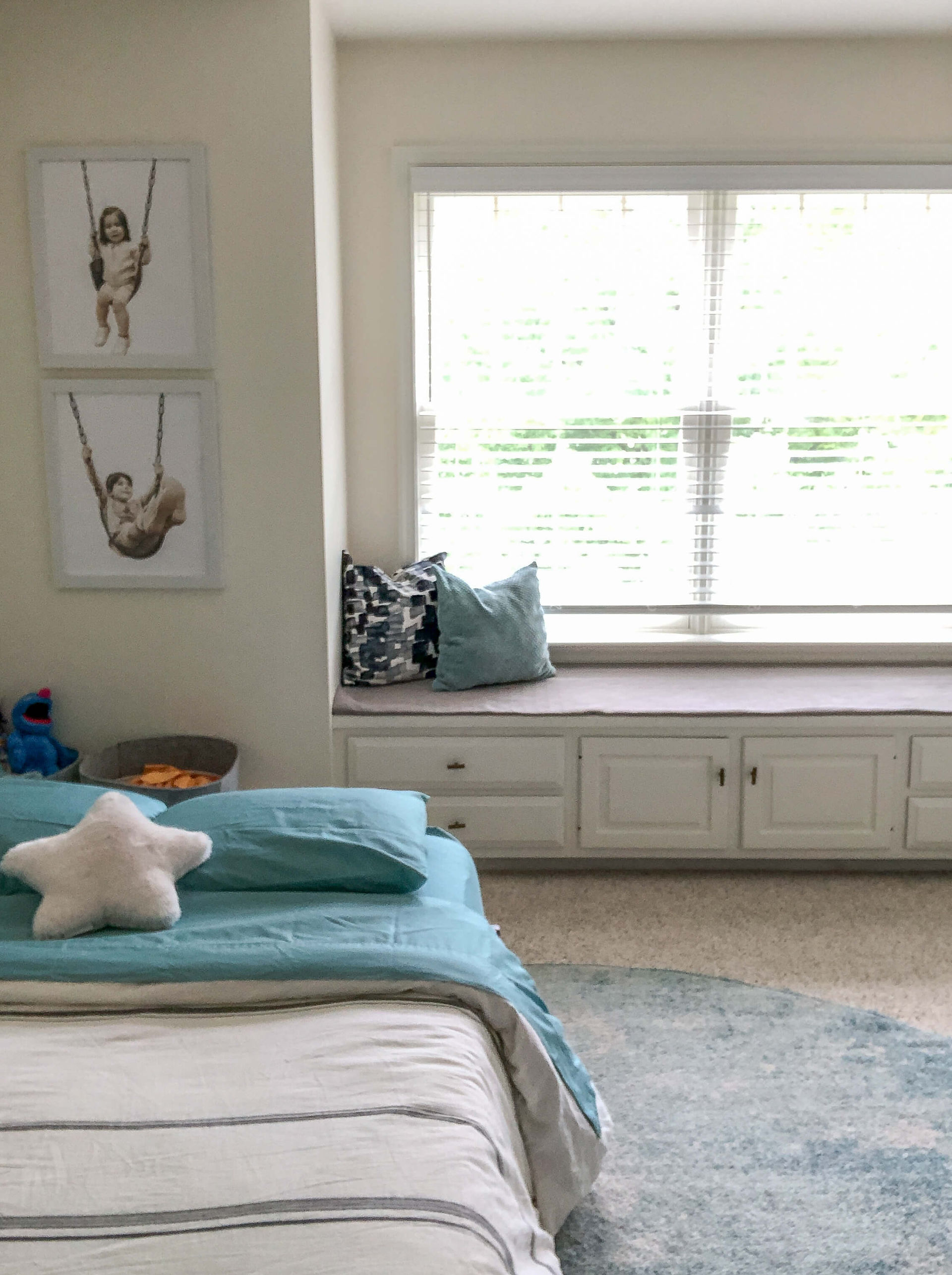 Guest room with teal and white bedding