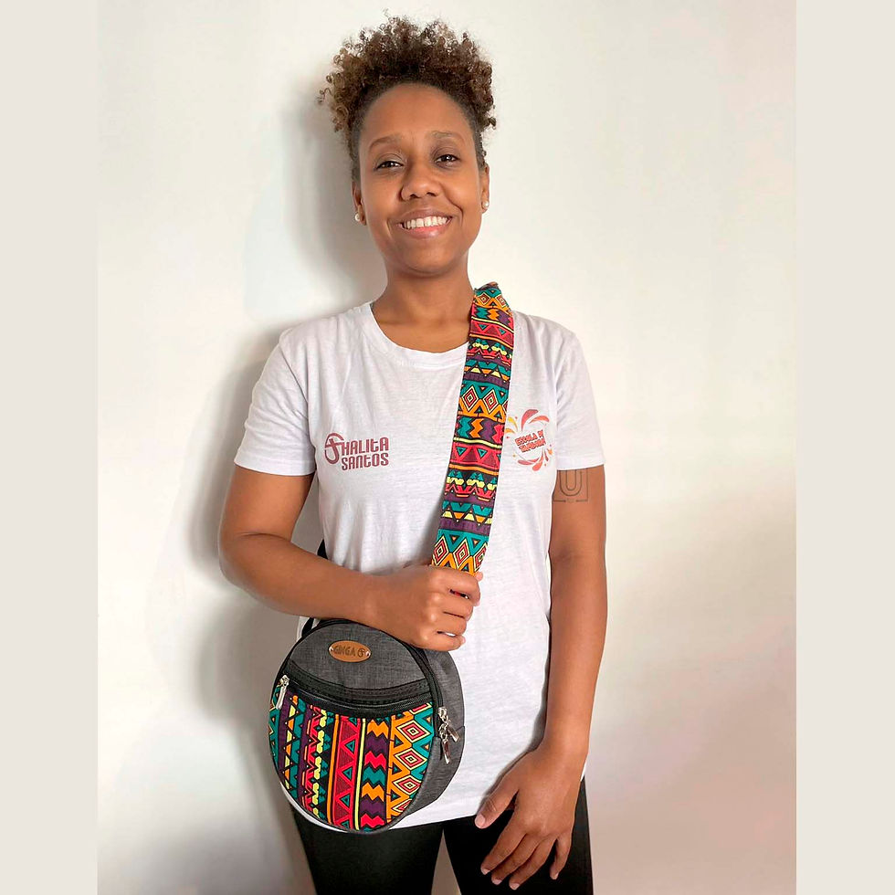 Thalita Santos wearing her grey tamborim bag over her shoulder.