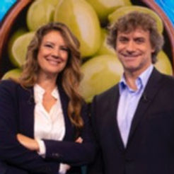 I derivati del latte iperproteici sono prodotti    lattiero-caseari arricchiti che possiedono quantità di proteine superiori    rispetto ai prodotti lattiero-caseari tradizionali. Questi prodotti sono progettati per fornire una fonte concentrata di proteine a individui che possono avere specifiche esigenze dietetiche o nutrizionali.
Ma chi ne ha    un effettivo bisogno?
Un percorso conoscitivo tra atleti, anziani, bambini in crescita e donne incinte per capire se tali prodotti possono essere messi nel nostro carrello.