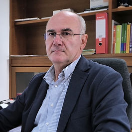 I cereali e i prodotti a base di cereali possono essere contaminati da micotossine, tossine naturali prodotte in condizioni ambientali favorevoli da funghi microscopici del genere Aspergillus, Fusarium e Penicillium.
Quali i rischi per la salute dei consumatori?
Spesso l’allarmismo alimentato dai mezzi di comunicazione di massa, inclusi i social media, è ingiustificato.
A tutela del consumatore, infatti, sono stati definiti regolamenti che fissano i livelli massimi ammissibili di micotossine nei cereali e prodotti derivati destinati al consumo umano e sono state pubblicate raccomandazioni e linee guida per la prevenzione e il controllo delle micotossine lungo la filiera cerealicola. Inoltre, nell’Unione Europea è stato istituito il sistema rapido di allerta comunitario (RASFF) a cui partecipano tutti gli Stati membri dell'Unione Europea per notificare in tempo reale i rischi per la salute pubblica connessi al consumo di alimenti o mangimi.
Infine, in Italia, numerosi sono i controlli sulle micotossine da parte delle aziende e ad opera del Ministero della Salute, delle Regioni e delle Province Autonome attraverso le loro strutture territoriali (NAS, USMAF, IZS, ARPA, ISS, ASL-SIAN) nell’ambito del Piano nazionale di controllo ufficiale di contaminanti agricoli e tossine vegetali naturali negli alimenti. Il rischio che prodotti a base di cereali contaminati da micotossine a livelli di attenzione possano raggiungere le tavole dei consumatori è quindi molto limitato.