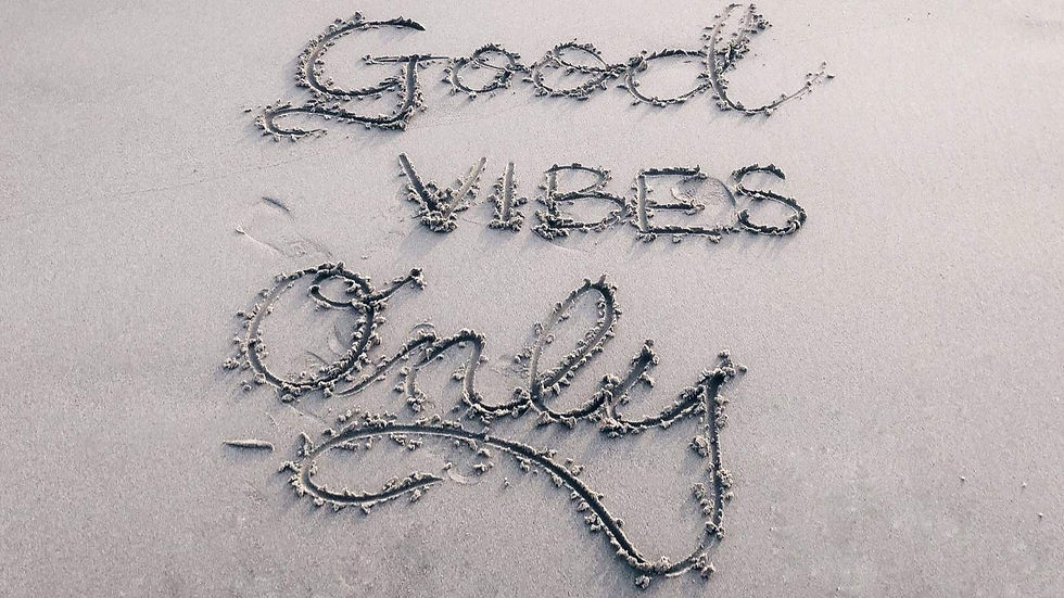 Rantahiekassa kirjoitus: "Good vibes only". Kesävinkit yrittäjälle.