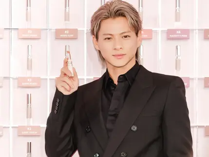 Number_i 平野紫耀が「YSL ラブヌード リップスティック」のポップアップイベントに登場