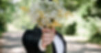 hombre_aguantando_un _ramo_de_flores_frente_a_su_cara