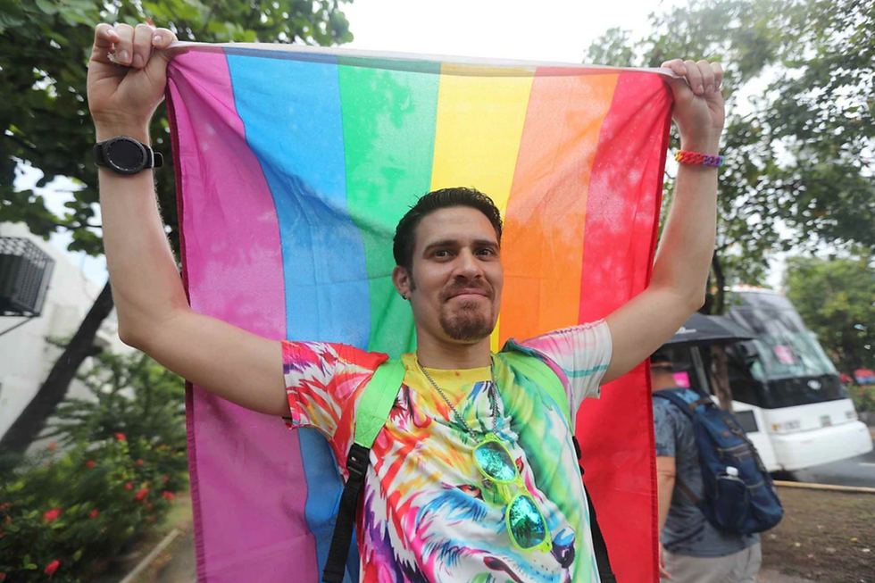 joven_con_la_bandera_lgbtq+