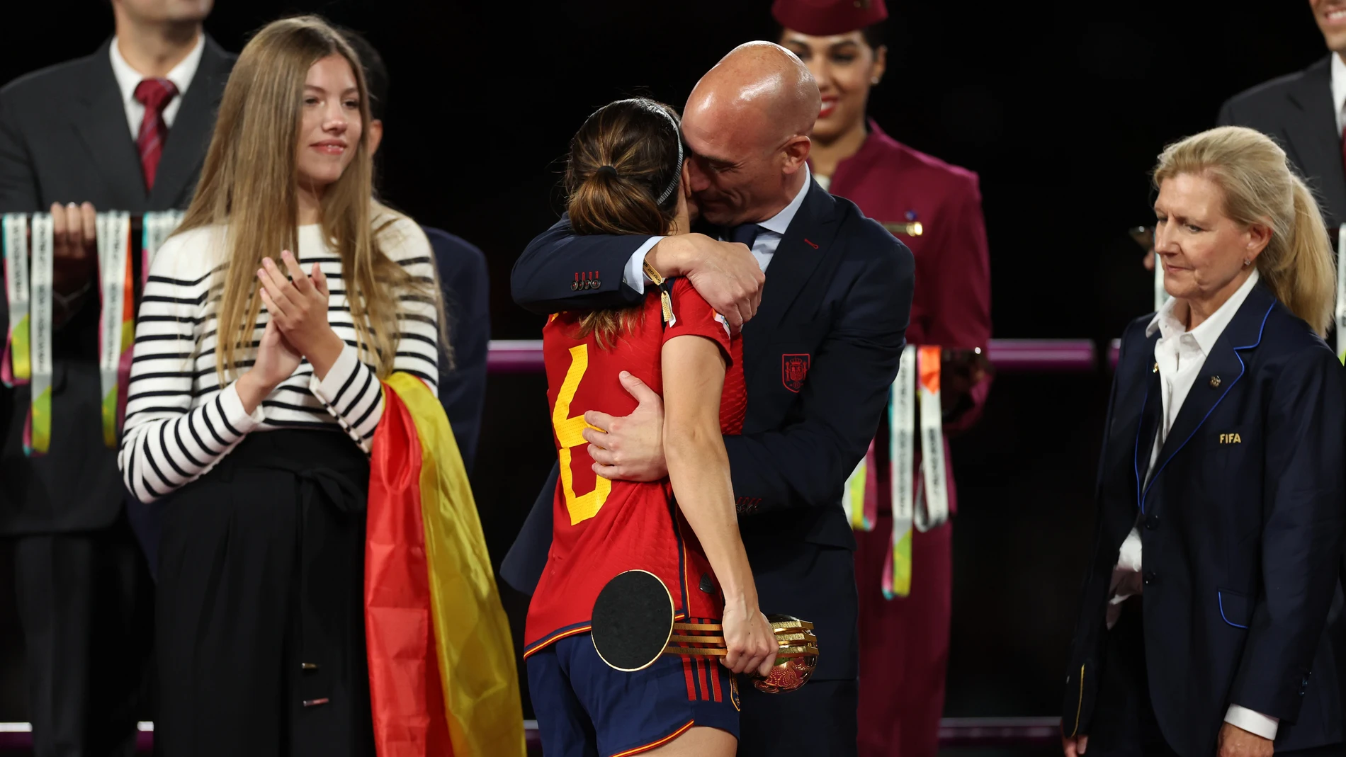 La imágen muestran al presidente de la Federación llevando sobre su hombro a la futbolista Athenea del Castillo tras la final en Sídney.