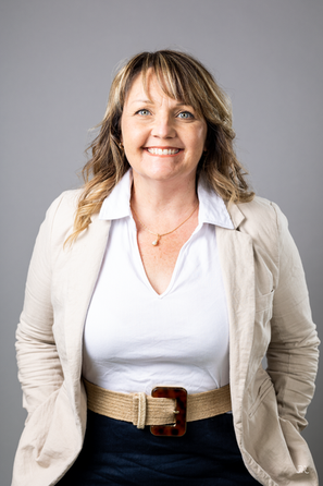 Josée Brousseau sur fond gris.