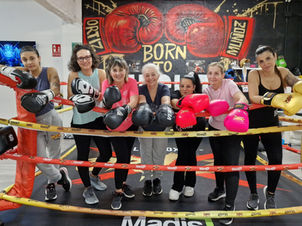 Les treballadores dels nostres comerços aprenen boxa