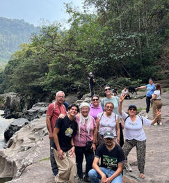 Turistas eb Tour del Estrecho del río Magdalena San Agustín