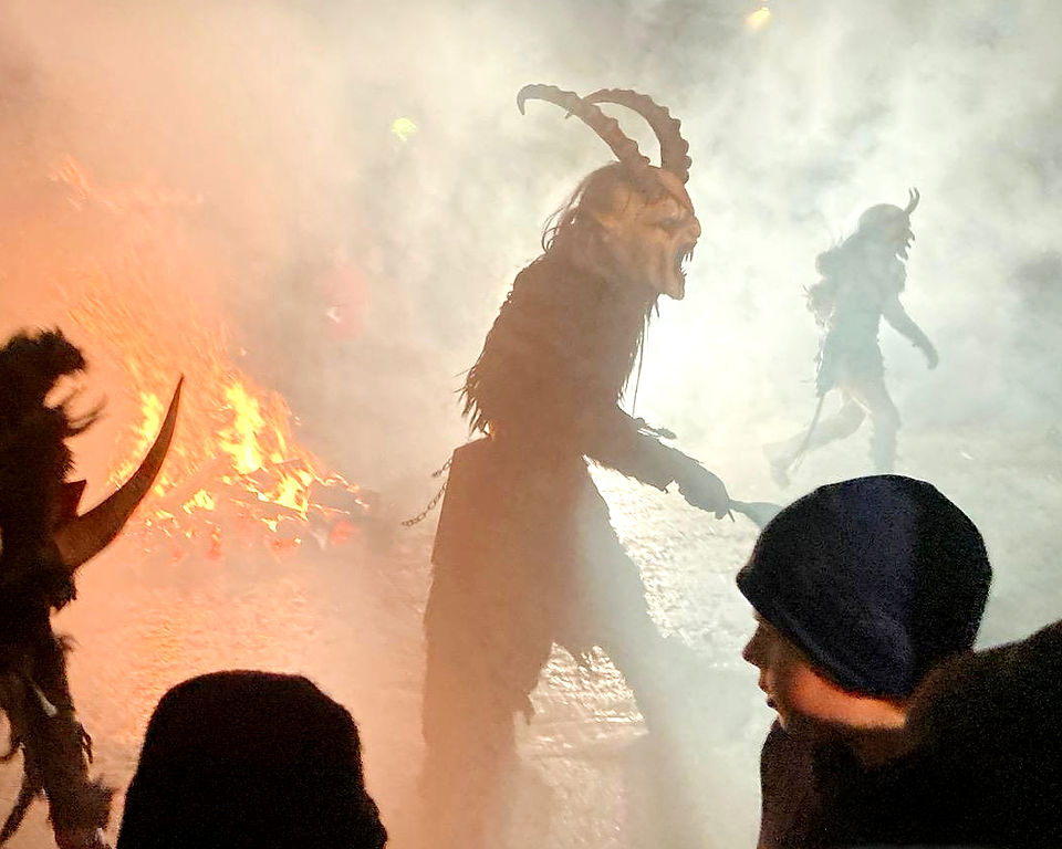Perchtengestalt mitYari von Woidgeist