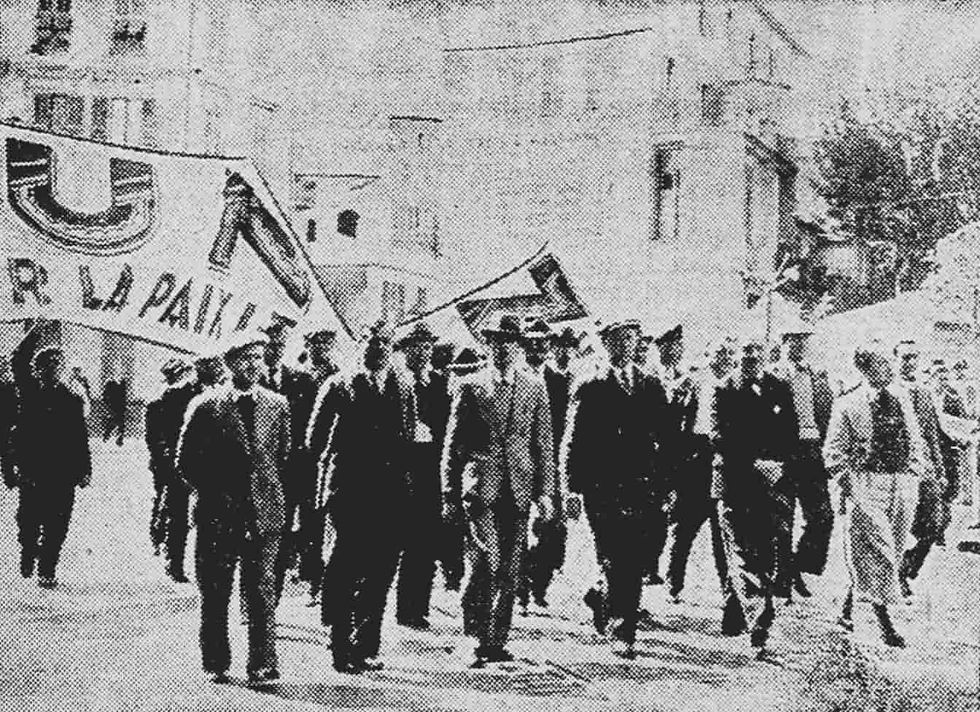 Tête du cortège du 1er mai 1938 à Nice. De gauche à droite : Salge, Fontanesi, Corbani, Arrachart, Barel et Marion (Le Cri des travailleurs des Alpes-Maritimes)