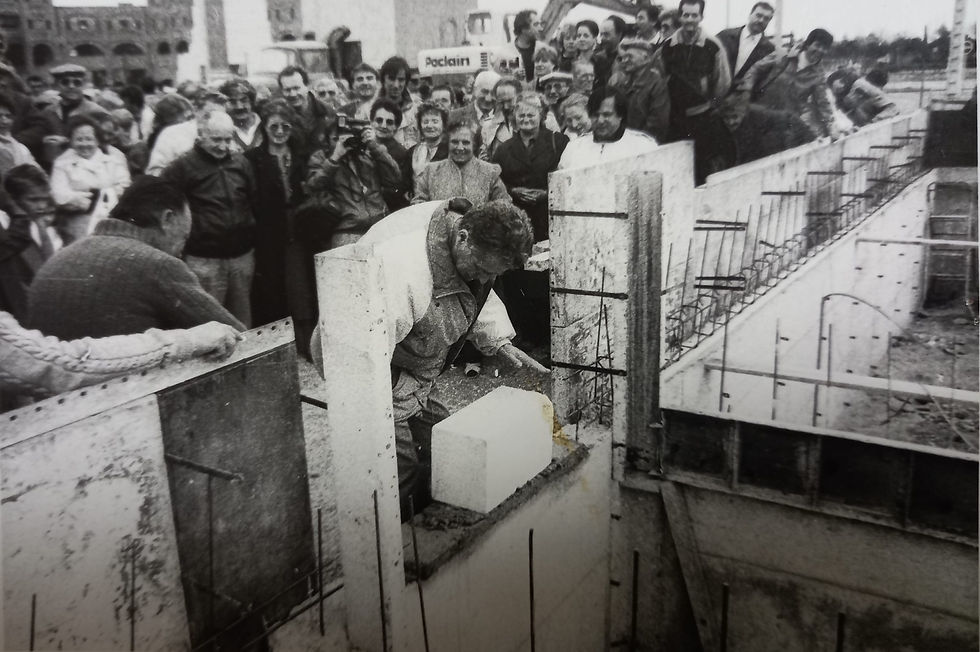 Pose de la première pierre du futur centre de santé mutualiste par Georges Thorrand, maire de Miramas, en 1987.