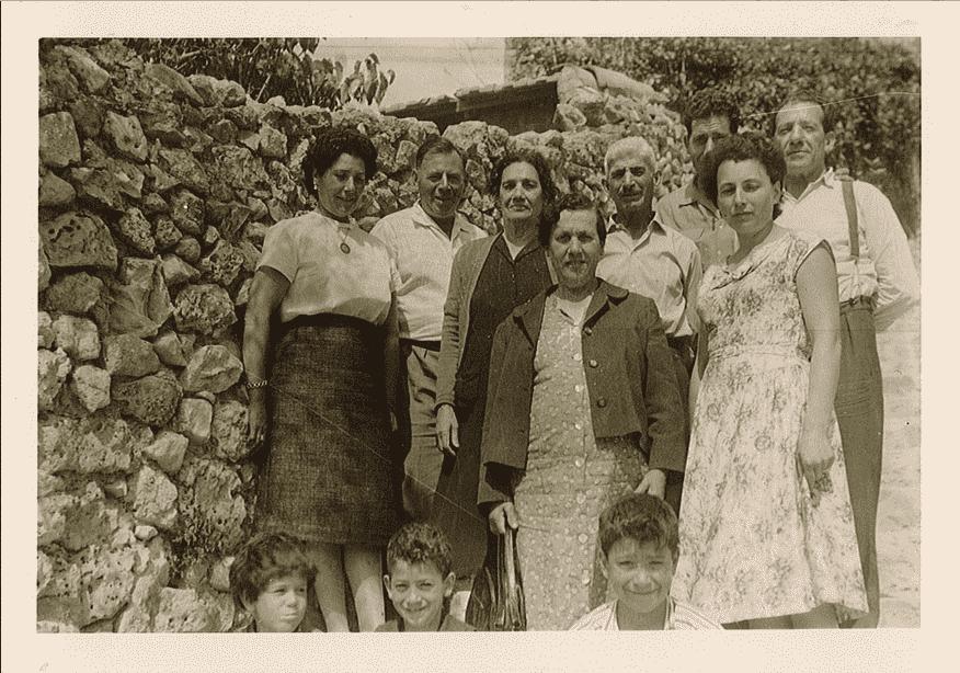 Un bout de la famille Cesaraccio, années 1960. De gauche à droite : Antoinette Cesaraccio (épouse Gangloff) ; Jean Gangloff, mari de la précédente ; Louise Cesaraccio (épouse Chessa) ; Baptistine (devant) ; Angelo Argiolas (derrière) ; Albert Chessa (derrière), fils aîné de Louise ; Josette Chessa (devant), épouse d'Albert ; un homme non identifié. Assis devant : les enfants Chessa.