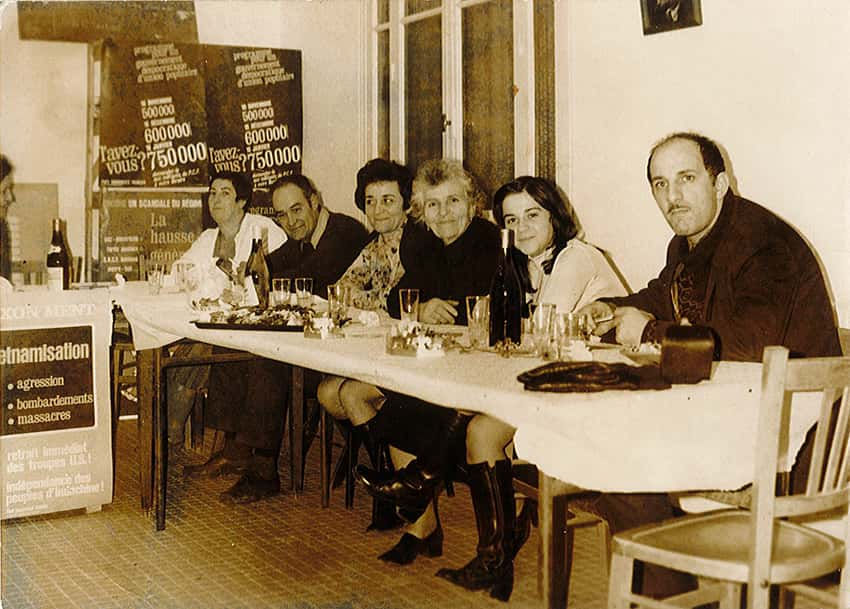 Remise de cartes à la cellule Danielle Casanova, 21 janvier 1972. Élisabeth Brocca est assise à l'extrême-gauche, à côté de son mari.