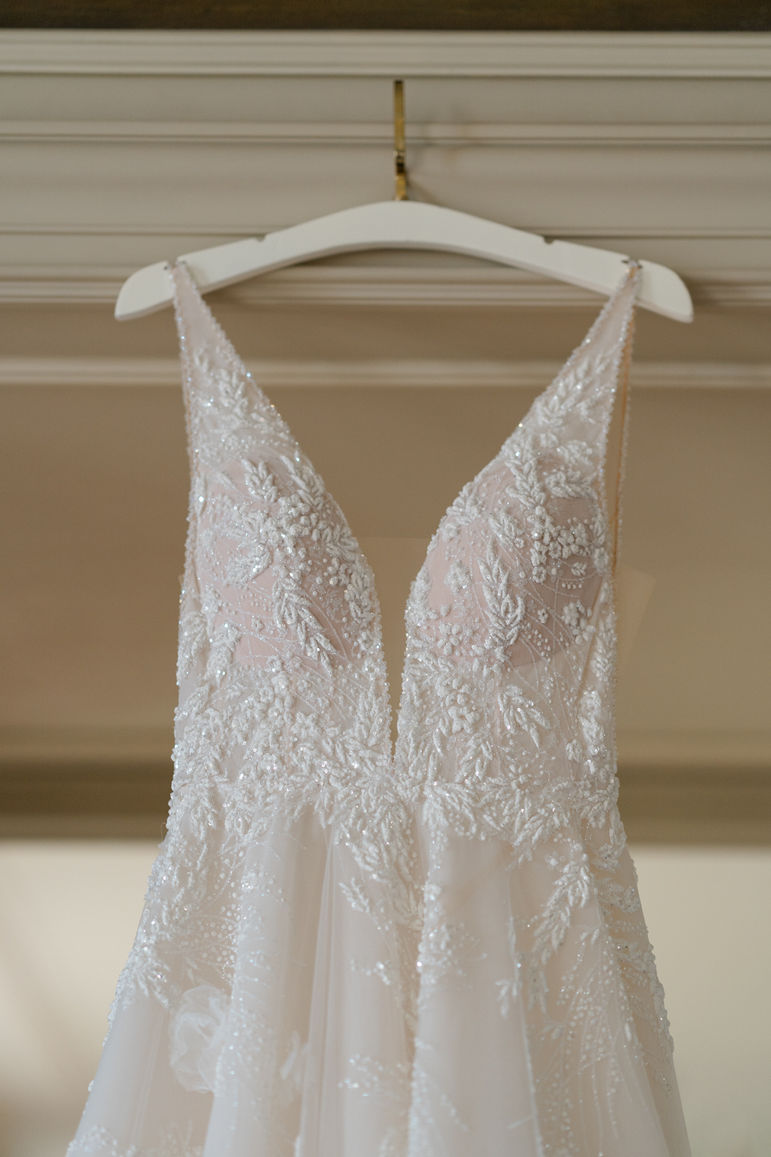 Kleid hängt in einem Raum der St Charles Hall 