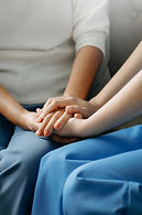 asian-female-hands-touching-old-female-hand-helping-hands-take-care-elderly-concept copie.